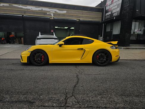 Used 2020 Porsche 718 Cayman GT4 RWD image 9