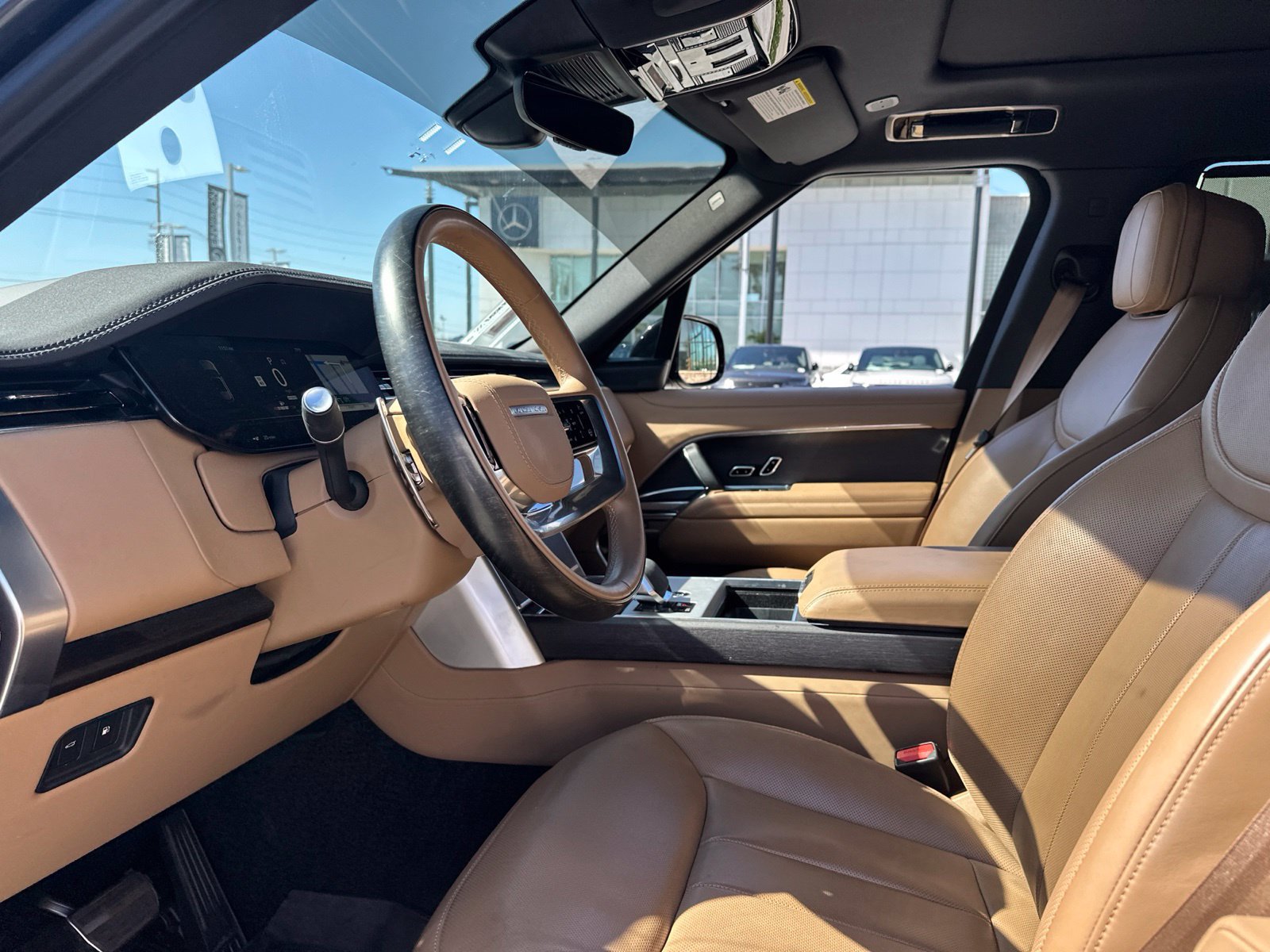 Certified 2025 Land Rover Range Rover SE AWD/4WD image 13