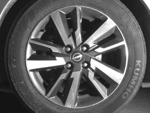 Used 2025 Nissan Versa SV FWD image 12
