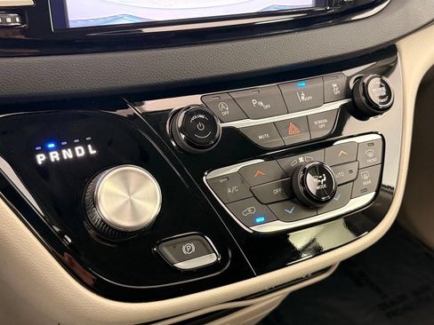 Used 2023 Chrysler Pacifica Touring-L FWD image 43