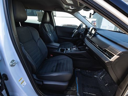 Used 2023 Mitsubishi Outlander SE image 27