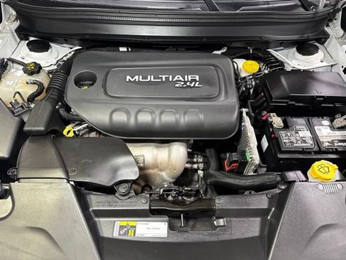 Used 2018 Jeep Cherokee Latitude w/ Safety Group AWD/4WD image 10