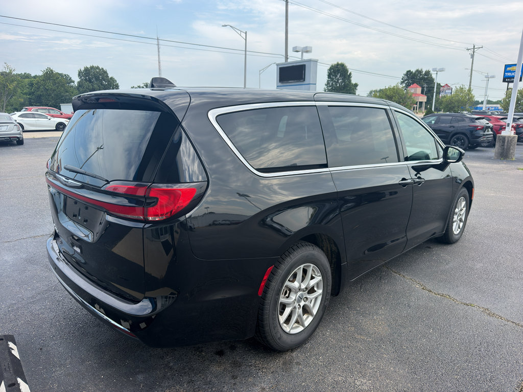 Used 2024 Chrysler Pacifica Touring-L FWD image 4