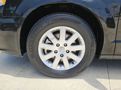 Used 2016 Chrysler Town & Country Touring FWD image 31