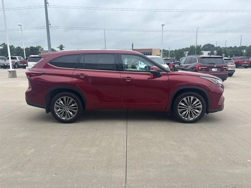 Used 2020 Toyota Highlander Platinum AWD/4WD image 4