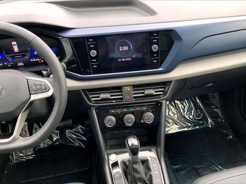 Used 2023 Volkswagen Taos SE w/ Panoramic Sunroof Package image 5