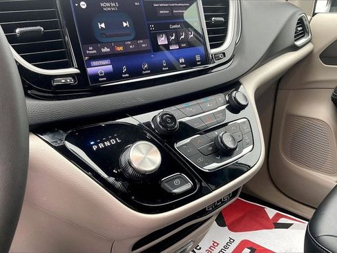 Used 2024 Chrysler Pacifica Touring-L image 24