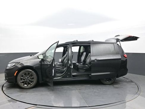 Used 2021 Chrysler Pacifica Touring-L w/ Uconnect Theater Family Group image 57