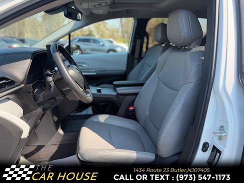 Used 2025 Toyota Sienna XLE FWD image 16