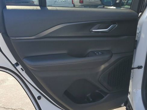 New 2025 Jeep Grand Cherokee Altitude image 17