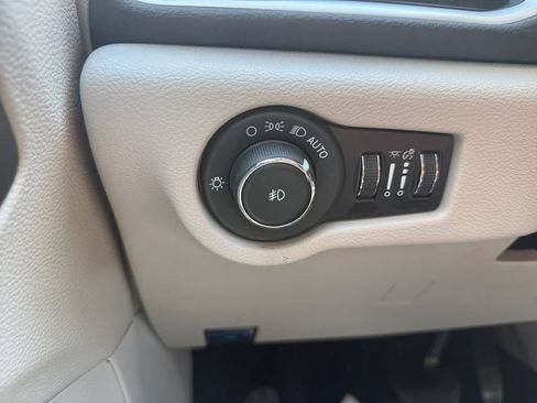 Used 2023 Chrysler Pacifica Touring-L FWD image 24