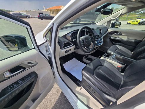 Used 2024 Chrysler Pacifica Touring-L FWD image 10