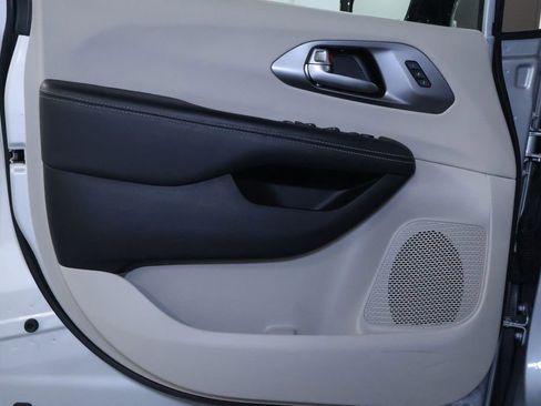 Used 2024 Chrysler Pacifica Touring-L image 11