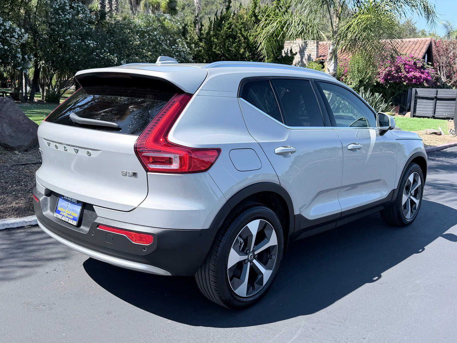 Used 2025 Volvo XC40 B5 Plus AWD/4WD image 6