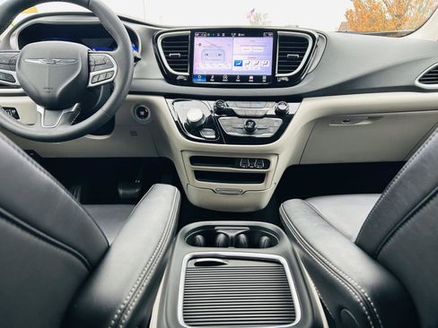 Used 2023 Chrysler Pacifica Touring-L image 25