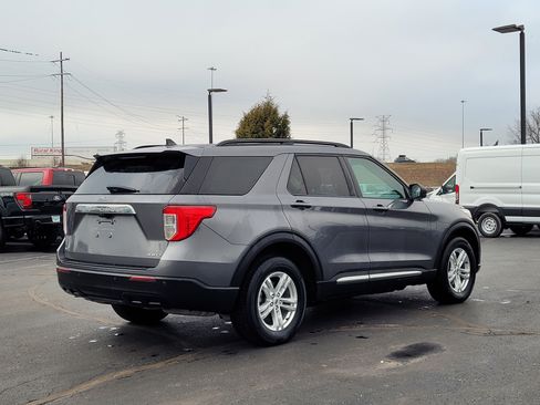 Used 2022 Ford Explorer XLT image 4