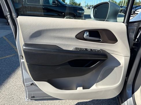 Used 2017 Chrysler Pacifica Touring-L w/ Tire & Wheel Group FWD image 20