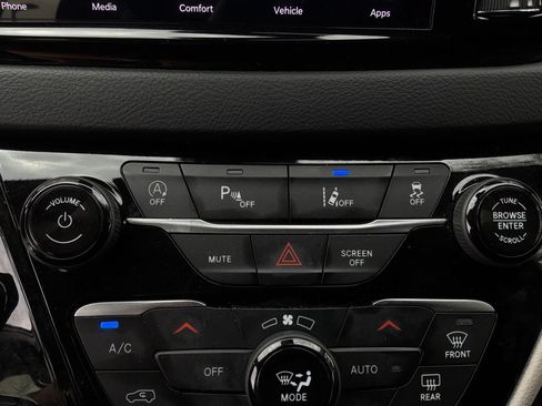Used 2024 Chrysler Pacifica Touring-L FWD image 34