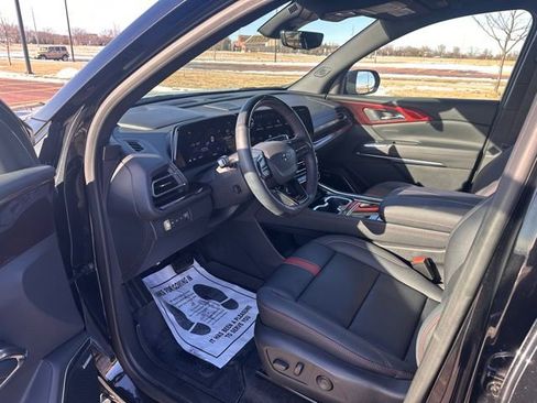 Used 2025 Chevrolet Traverse RS image 13