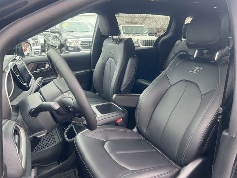 New 2026 Chrysler Pacifica Select w/ S Appearance Package image 14
