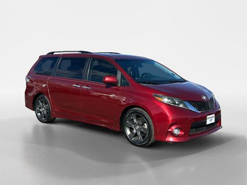 Used 2015 Toyota Sienna SE image 8