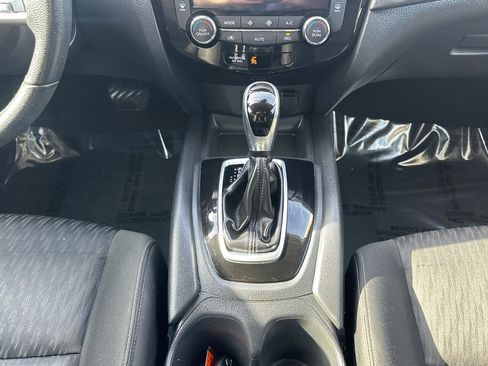 Used 2020 Nissan Rogue SV image 26