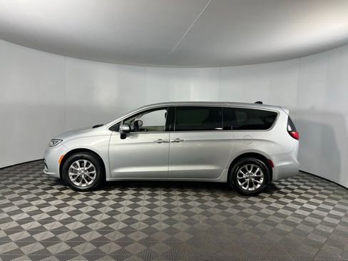 Used 2023 Chrysler Pacifica Touring-L w/ Uconnect Theater Family Group image 10