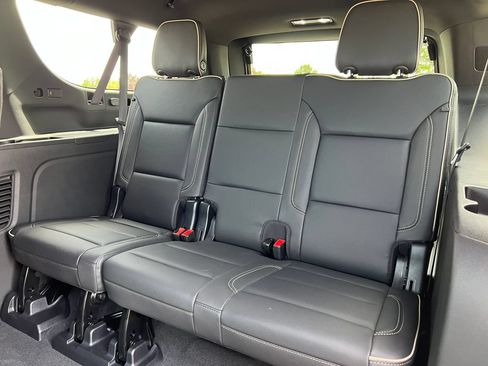 Used 2025 Chevrolet Suburban Premier AWD/4WD image 6
