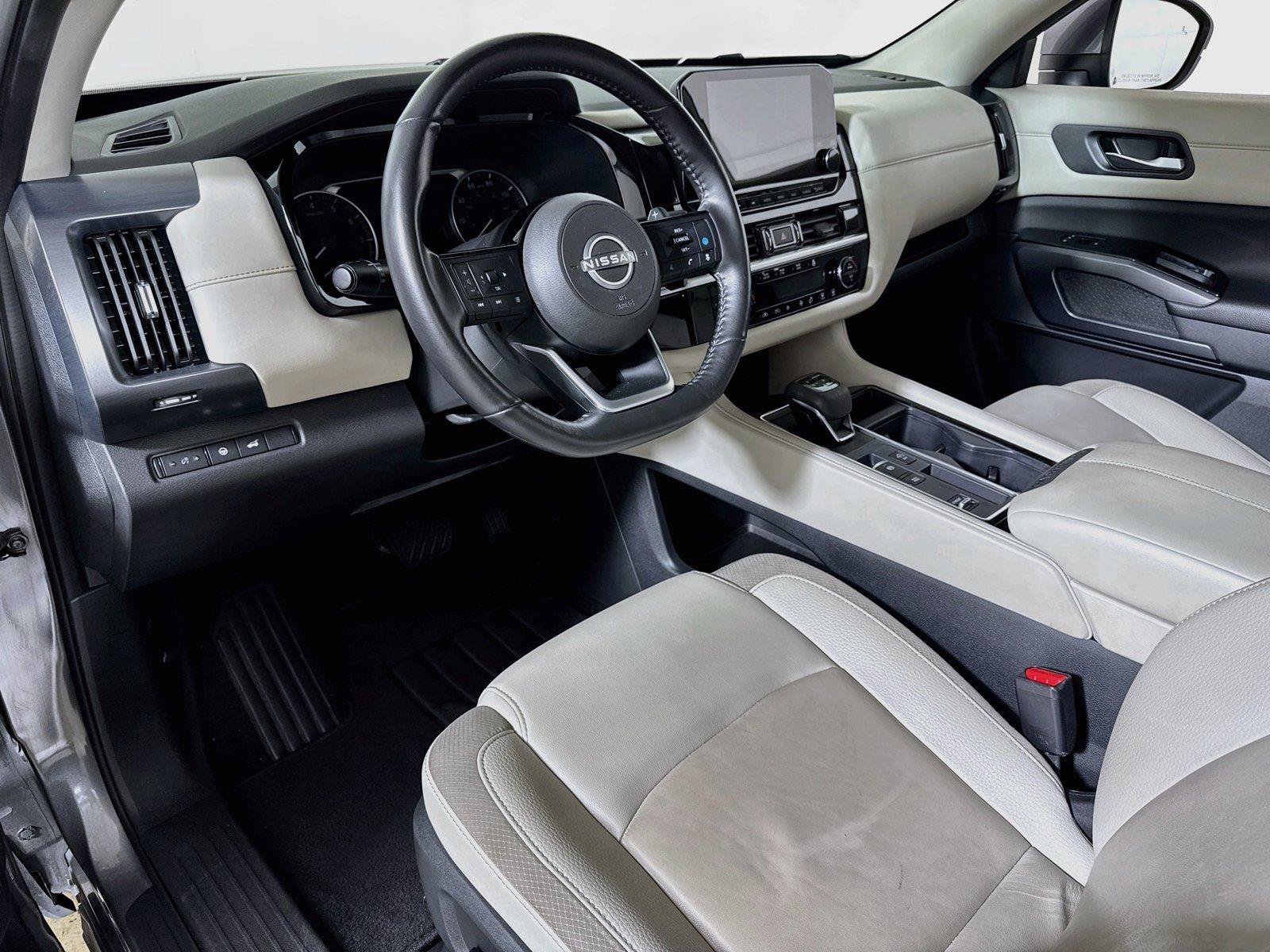 Used 2025 Nissan Pathfinder SL FWD image 7