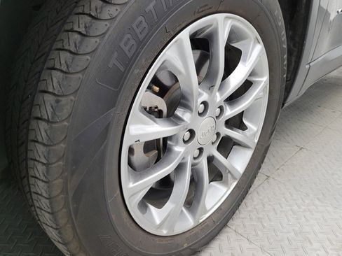 Used 2019 Jeep Cherokee Latitude Plus w/ Comfort/Convenience Group image 31