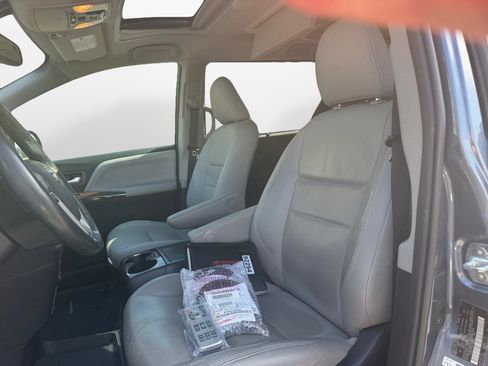 Used 2017 Toyota Sienna Limited Premium AWD/4WD image 9