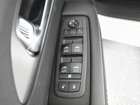 Used 2025 Chrysler Pacifica Select w/ Fav Edition Package image 21