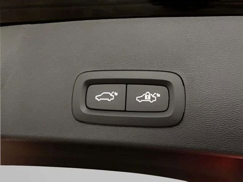 Used 2025 Volvo XC40 B5 Plus image 7