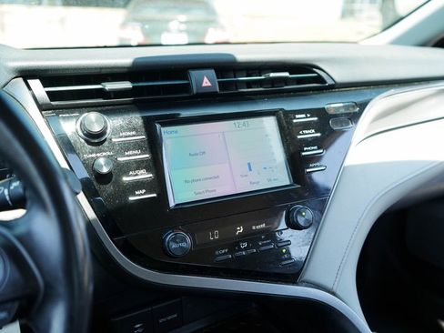 Used 2019 Toyota Camry SE FWD image 8