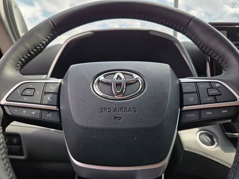Used 2024 Toyota Highlander Platinum FWD image 36
