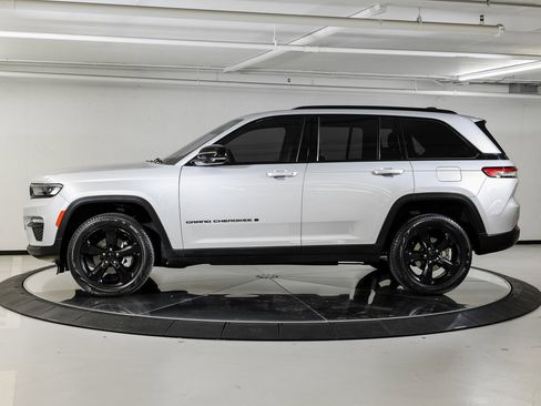 Used 2024 Jeep Grand Cherokee Limited w/ Black Appearance Package image 2