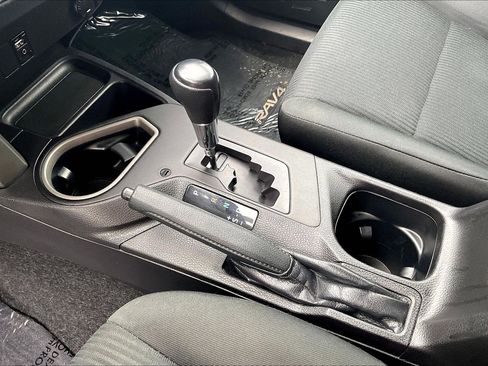 Used 2018 Toyota RAV4 LE image 13