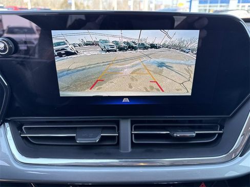 Used 2025 Chevrolet Trax LT w/ LT Convenience Package image 18