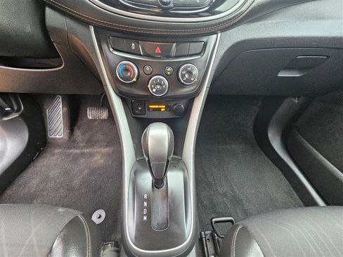 Used 2020 Chevrolet Trax LT w/ LT Convenience Package image 16