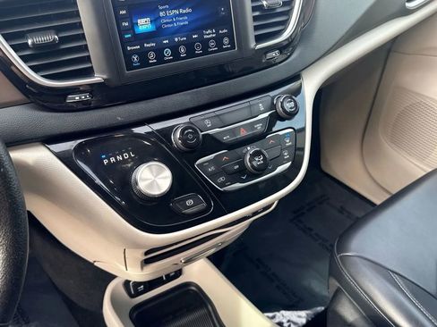 Used 2020 Chrysler Voyager Lxi image 15