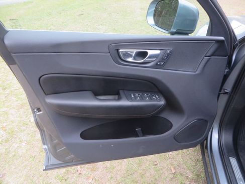 Used 2018 Volvo XC60 T6 Momentum w/ Convenience Package image 12