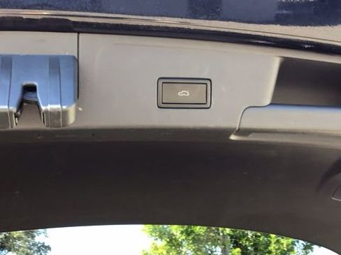 Used 2020 Volkswagen Atlas Cross Sport SE image 11