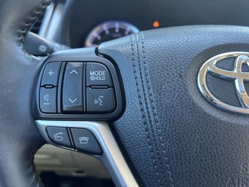 Used 2016 Toyota Highlander XLE FWD image 19