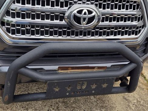 Used 2017 Toyota Tacoma TRD Sport w/ Tow Package (A/T) image 3