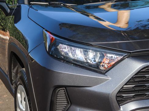 Used 2021 Toyota RAV4 LE AWD/4WD image 4