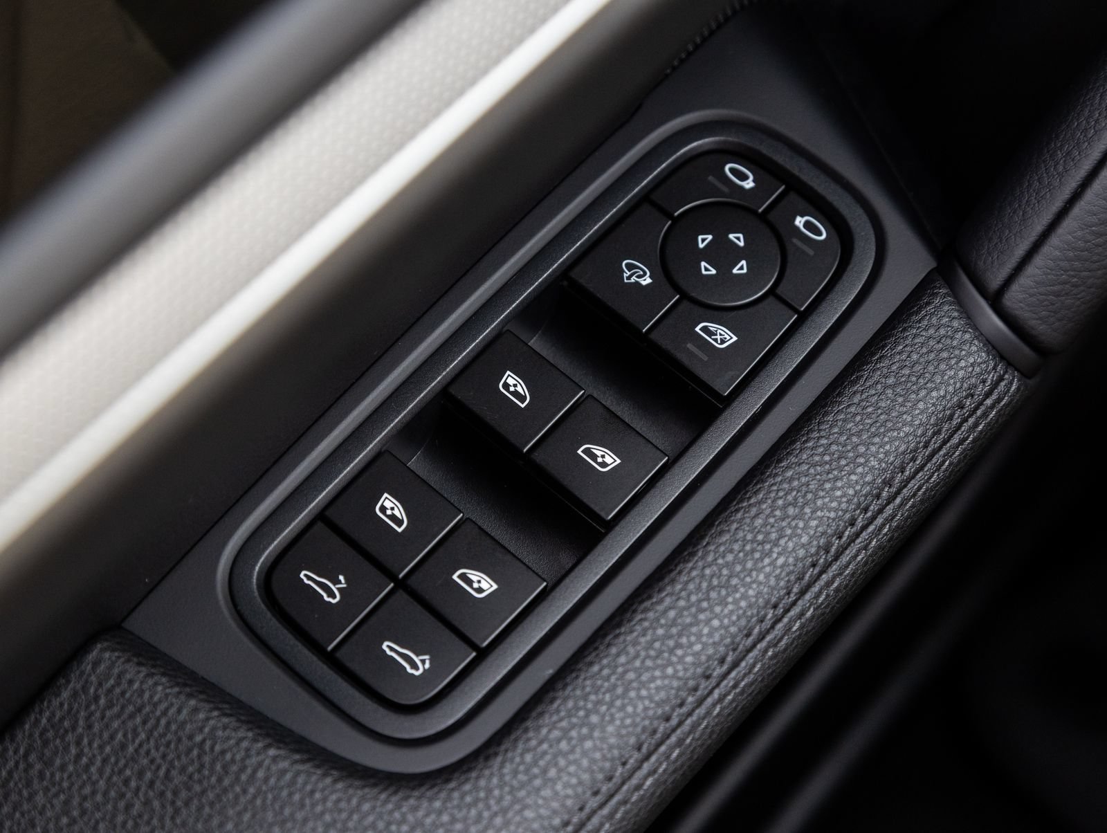 Certified 2025 Porsche Cayenne AWD/4WD image 20