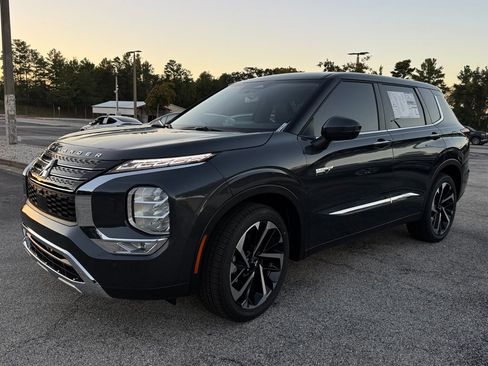 New 2025 Mitsubishi Outlander SE image 3