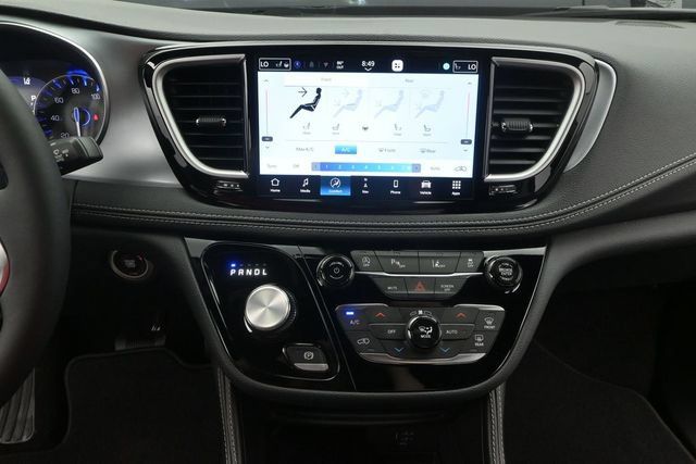Used 2026 Chrysler Pacifica Limited FWD image 7