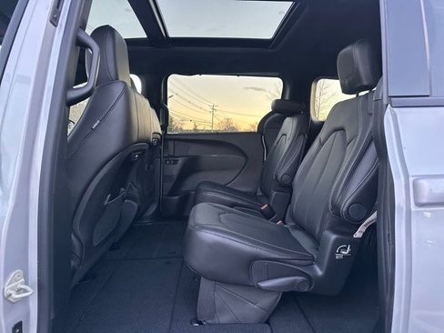 New 2026 Chrysler Pacifica Select w/ S Appearance Package image 19