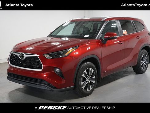 Certified 2025 Toyota Highlander XLE AWD/4WD image 1